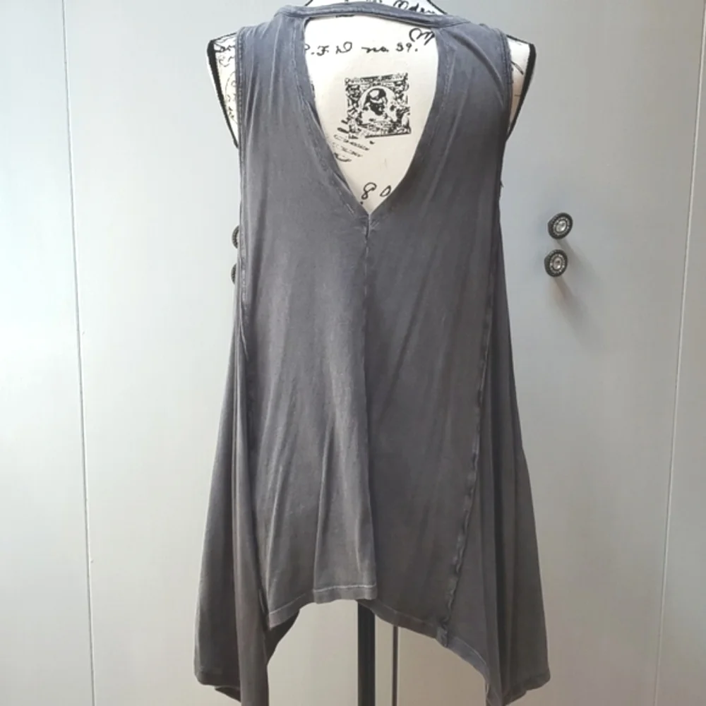 Rock & Republic Dark Gray Studded neck Asymmetrical hem tunic Top Sz.Medium - Picture 2 of 3